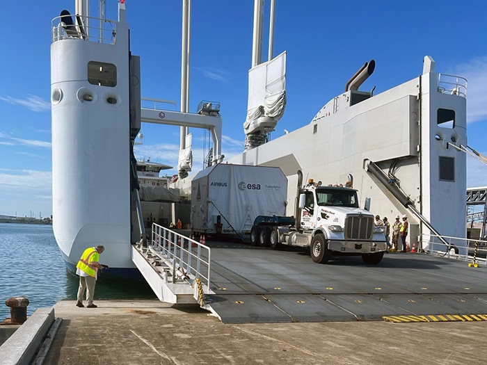 Canopée being unloaded