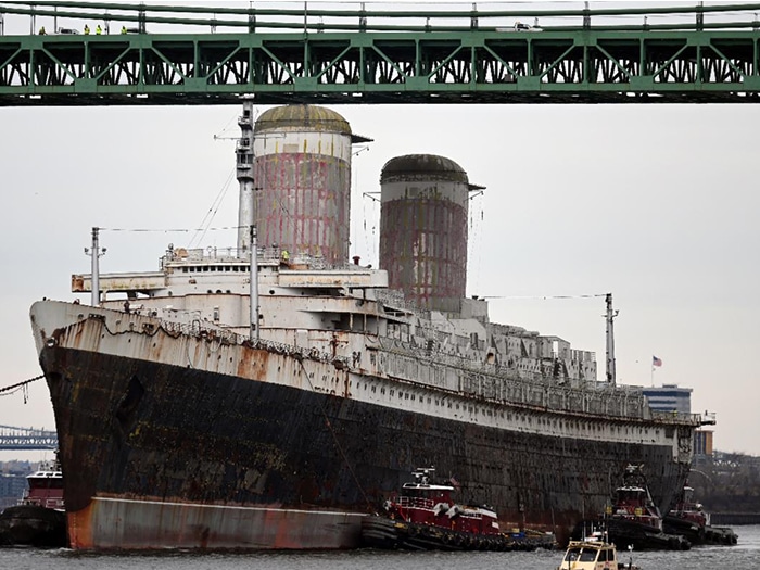 SS United States departs Philadelphia